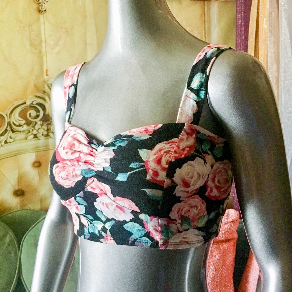 Black floral crop top Forever 21 Size S